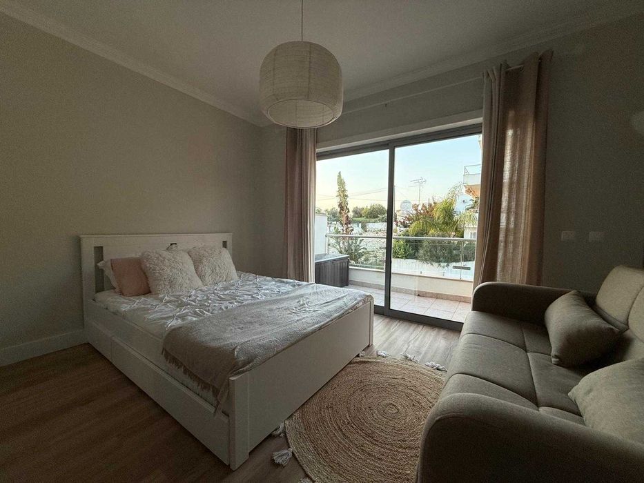 Cama com 2 caixas de arrumação