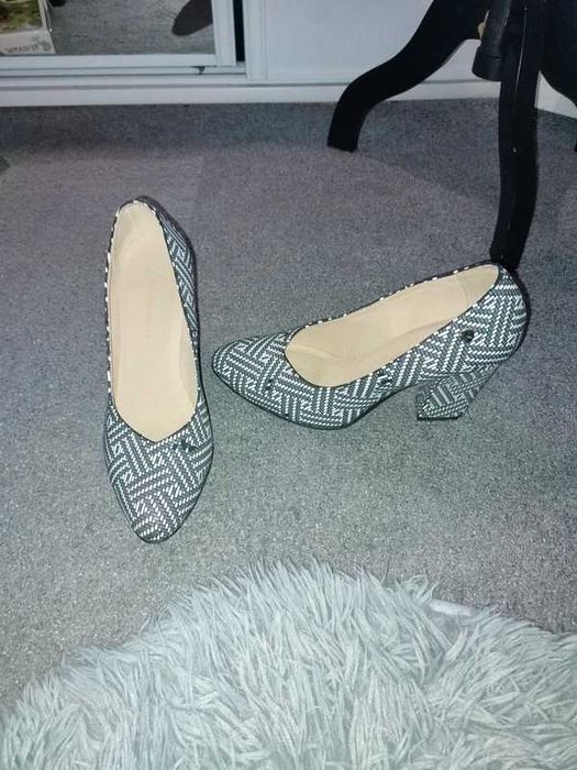 buty na obcasie rozm. 39