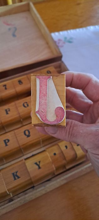 Jogo de madeira crua letras números e carimbos