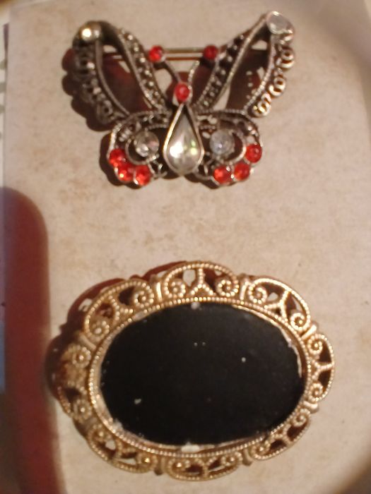 Várias peças em prata ou outros materiais