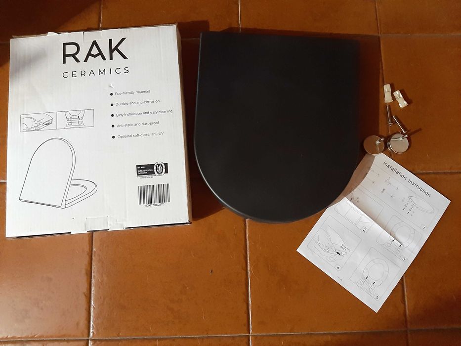 Tampa de sanita preta/assento de WC “RAK Ceramics Feeling”