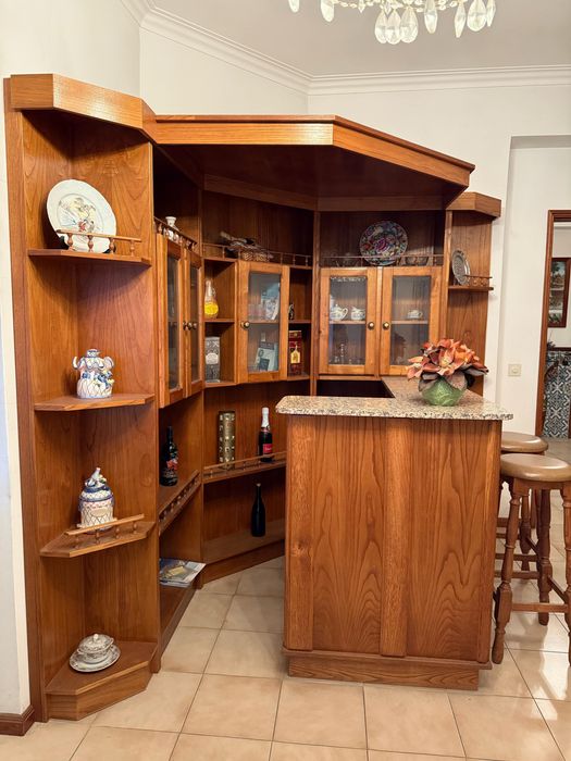 Bar de sala em madeira