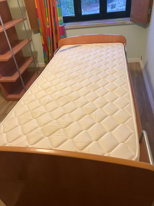 Camas de criança com móvel e prateleiras (colchões incluídos).