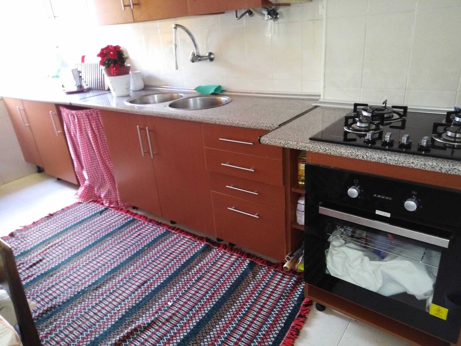 Vende-se T2,Mercês/Sintra,2 minutos da Estação da CP