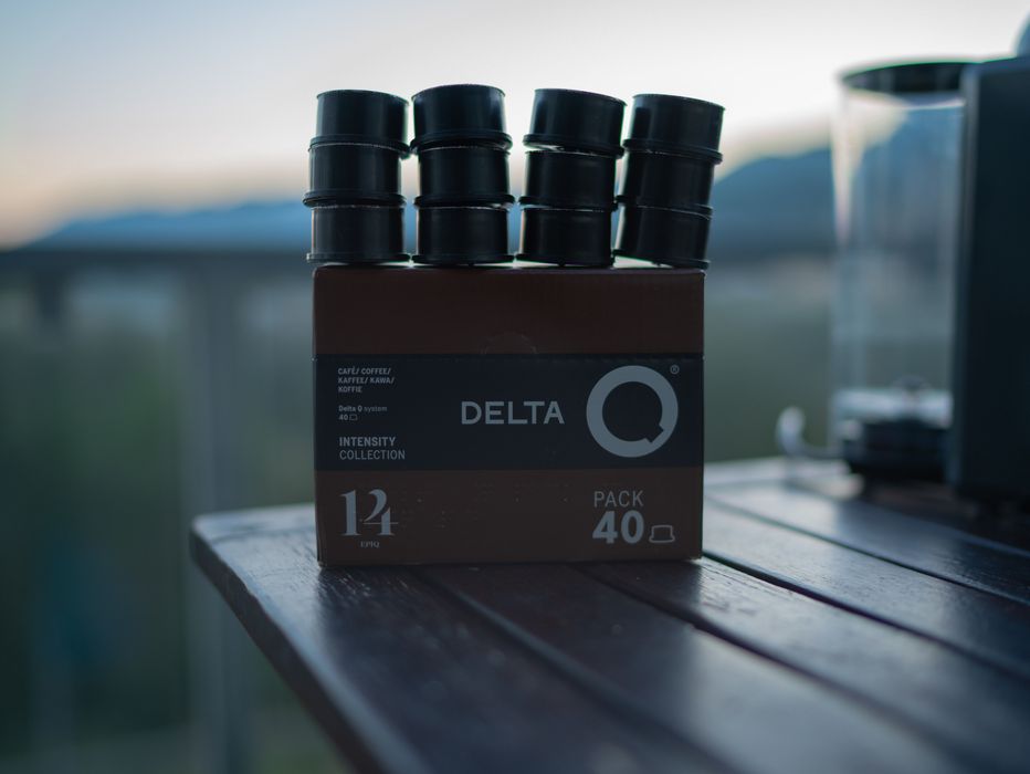 Máquina de Café DELTA Q Mini Qool Cinzenta + 12 CAPSULAS DE OFERTA