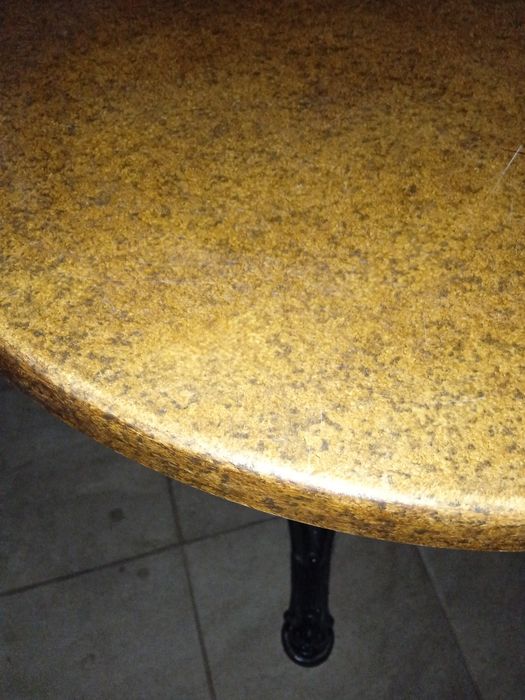 Mesa clássica, pé em ferro trabalhado