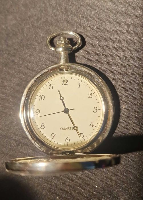 Relógio de bolso decorativo - Inicial H, NUNCA USADO (precisa de pilha)