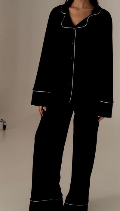 Атласна чорна піжама