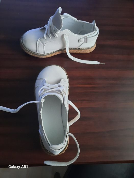 nowe buty biale na zdrowej podeszwie