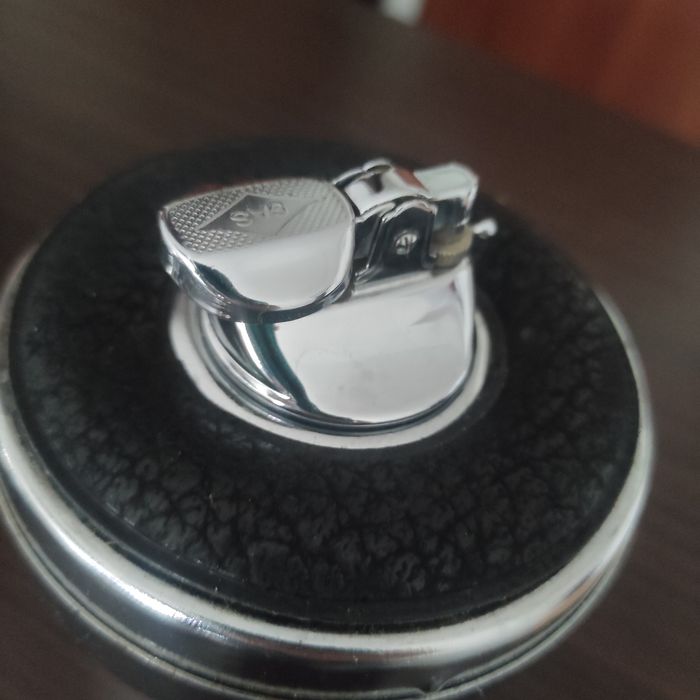 Zapalniczka vintage w kształcie jajka.