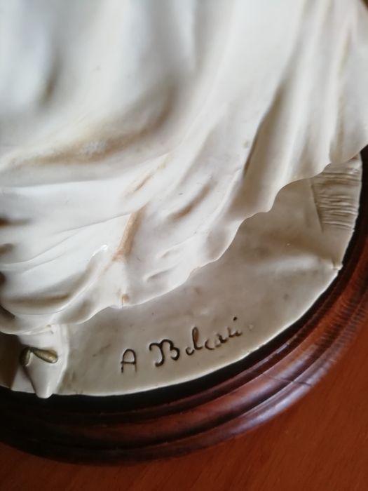 Estatueta em porcelana Mãe Rica