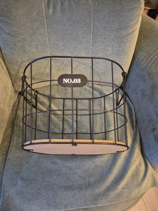 Metalowe kosze w kolorze czarnym