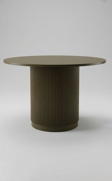 Mesa  marca HÔMA _Castanha com friso dourado na base