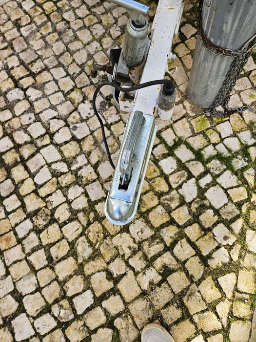 Reboque fechado pintado