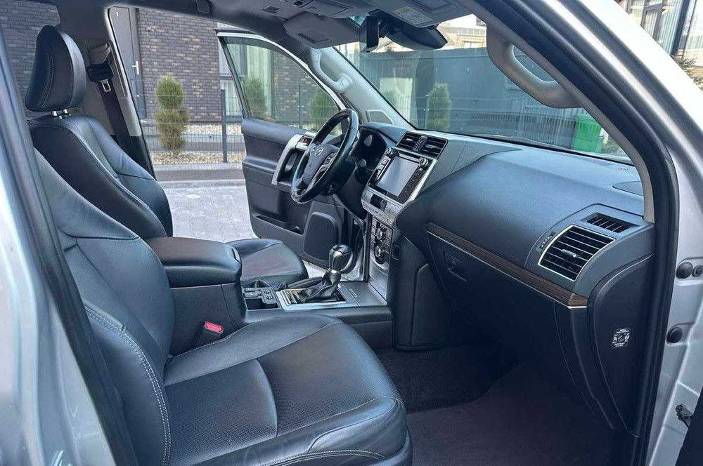 У продажі авто з ЄС Toyota Land Cruiser Prado 2019 року.