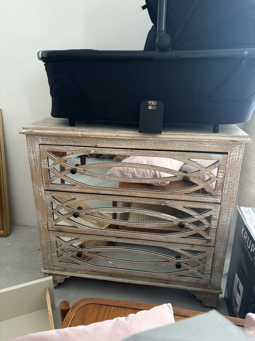 Komoda rustykalna z szufladami drewniana z elementami lustrzanymi