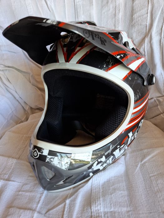 Capacete SixSixOne Strike