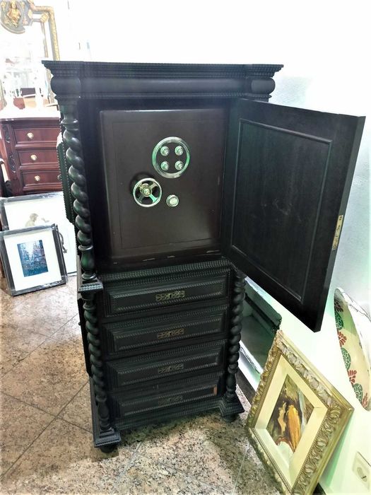 Móvel Torcidos Tremidos Cofre