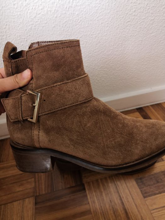 Botas castanhas com fivela dourada
