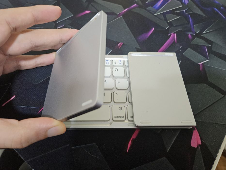 Teclado dobrável com touchpad integrado