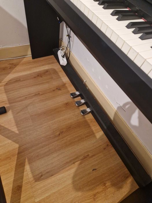 Piano digital Roland FP-30 com móvel, pedais e banco