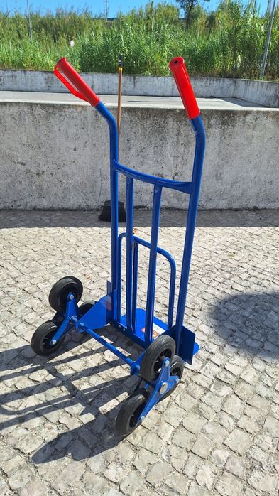 2 carrinhos de mão para escadas