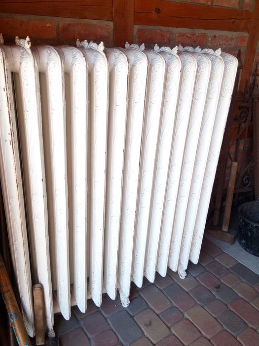 Zabytkowy stary grzejnik żeliwny