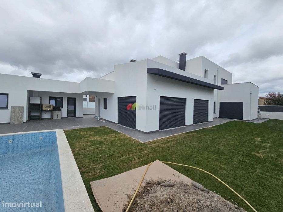 Moradia T5 isolada com 4 suítes, piscina, garagem e jardim