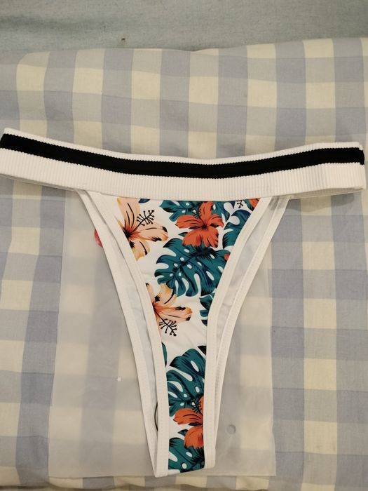 Biquíni novo com estampado tropical