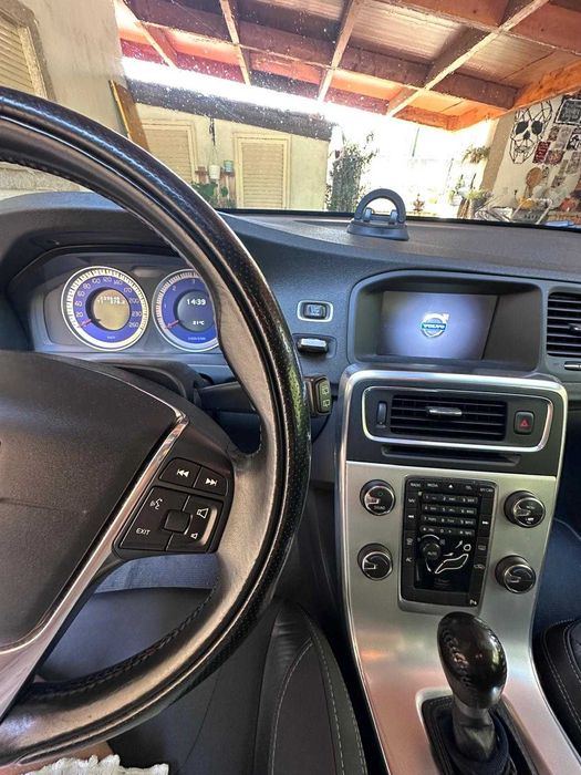 Volvo v60 r-design 5 cilindros d3