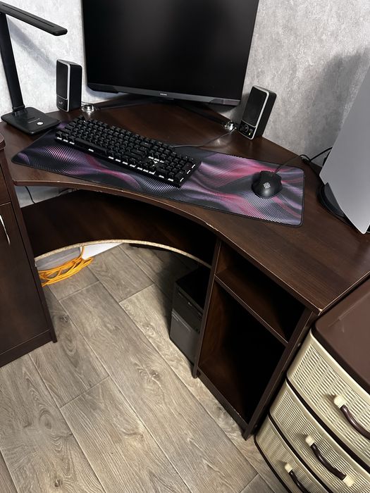 Угловой компьютерный стол