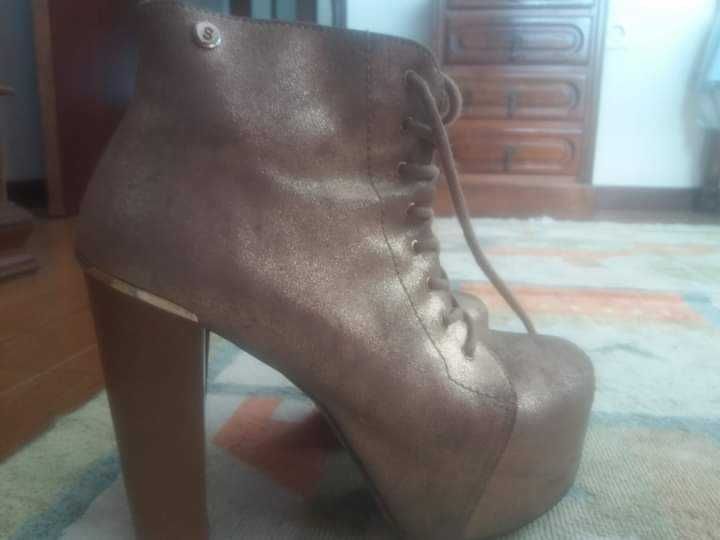 Botas em pele tamanho 38