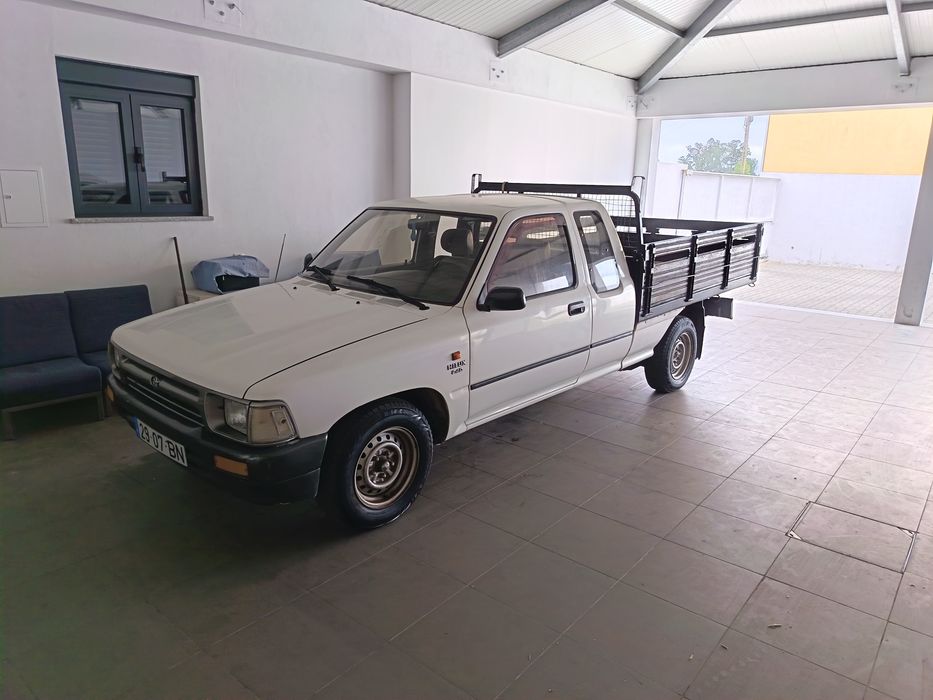 Carrinha Toyota caixa aberta
