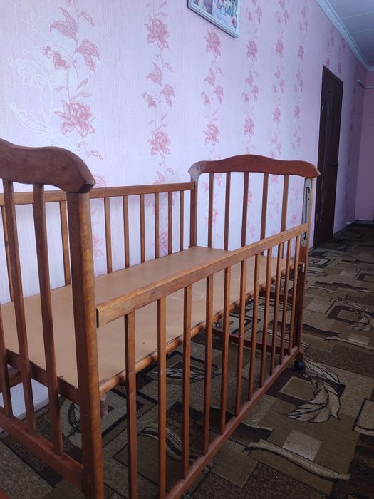 Детская кроватка деревянная.