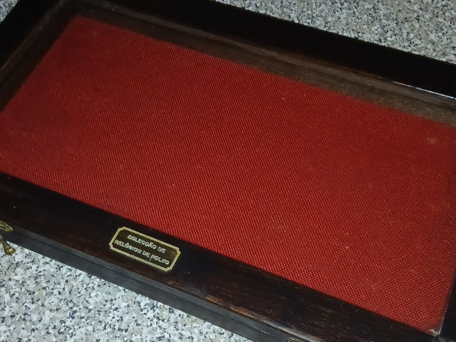 Expositor madeira macica para colecaos