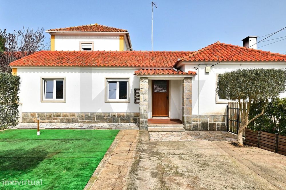 Quinta com 3 habitações, garagem e telheiro no Mucifal, Colares, Sintr