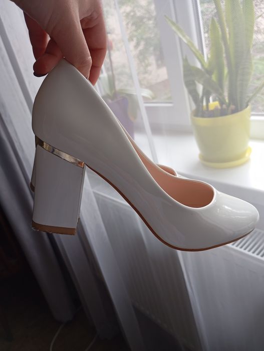 Туфлі молочні на каблуці
