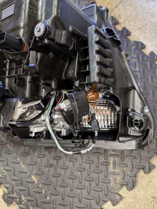 Ford RANGER WILDTRAK  2023 FULL LED reflektor przedni prawy, uszkodzon