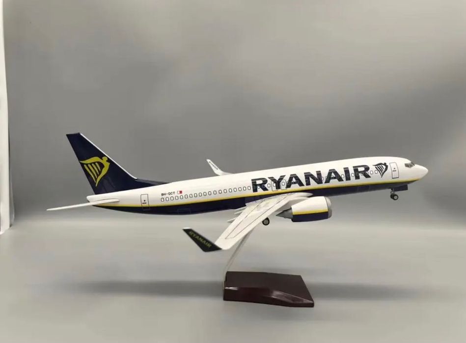 Ryanair Boeing 737-800 com luzes led na cabine, escala 1/067