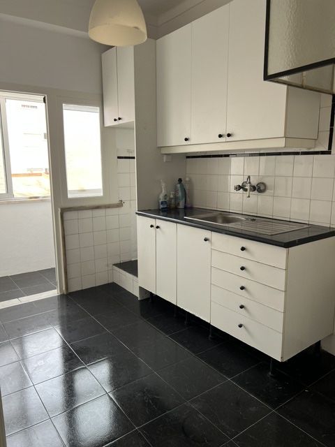 T2+1 renovado transformado em T1+1 grande- centro Amadora- 5 min a pé da estação