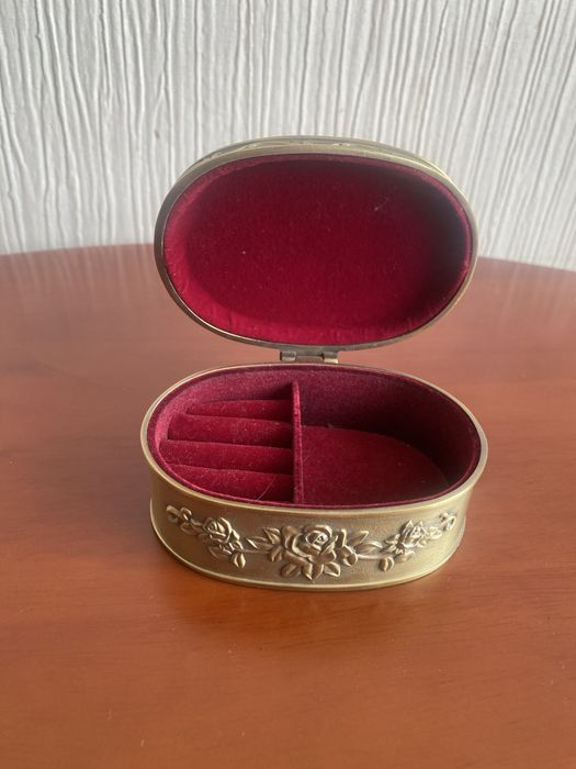 Шкатулки: керамическая, музыкальная, копилка, значки, саше.