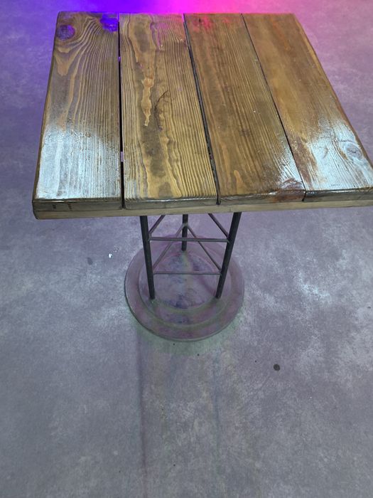 Стіл деревяний ,дуже міцний і тяжкий залізна ніжка сверху дерево