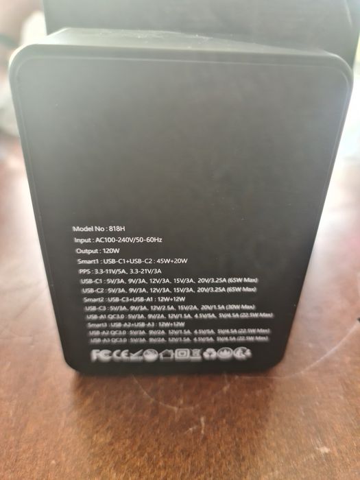 Ładowarka  przenośna 3 USB-C I 3 USB-A Model 818H MACKBOOK IPHONE IPAD