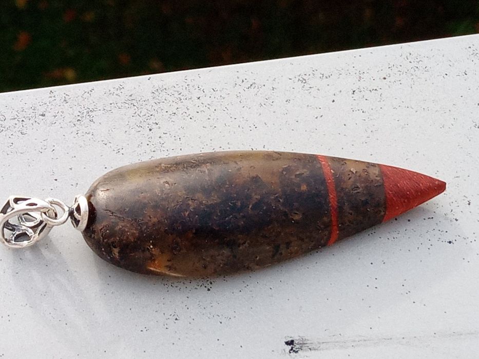 Zawieszaka z bursztynu i drewna mahon czerwony