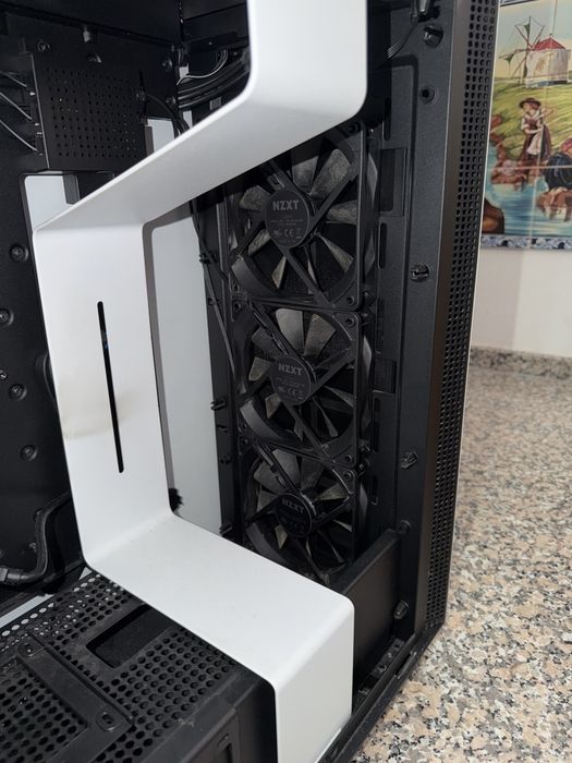 Caixa PC NZXT Branca/Preta com Vidro Temperado