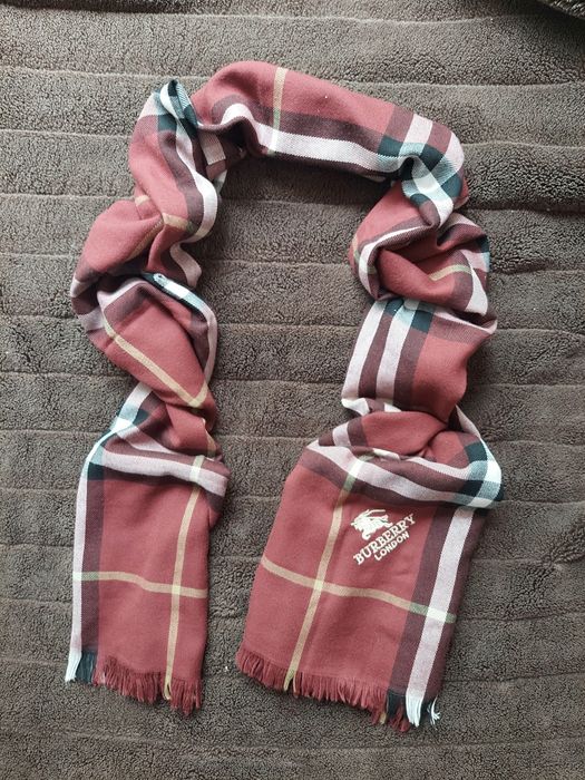 Шарф палантин фірми burberry 

Стан хороший 

Привезено із закордону