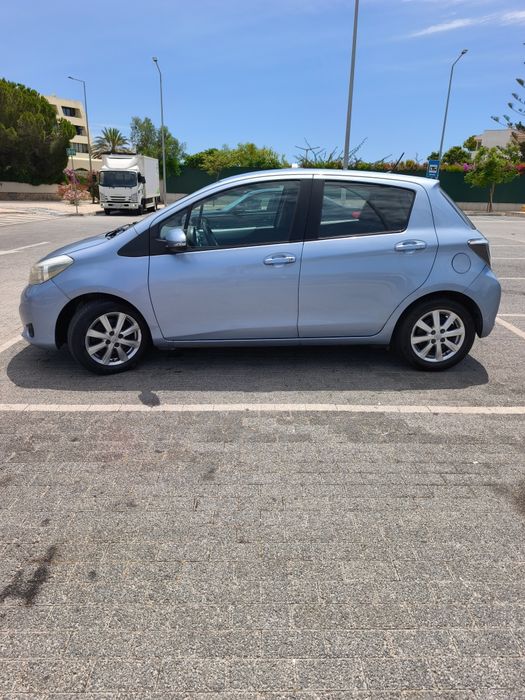 Disponível / Toyota Yaris 1.5 Híbrido Automático / Disponível