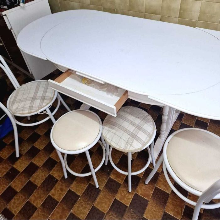 Mesa de cozinha extensível, 4 bancos e 2 cadeiras