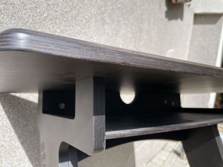 Biurko drewniane, regulowane do pracy na stojąco.