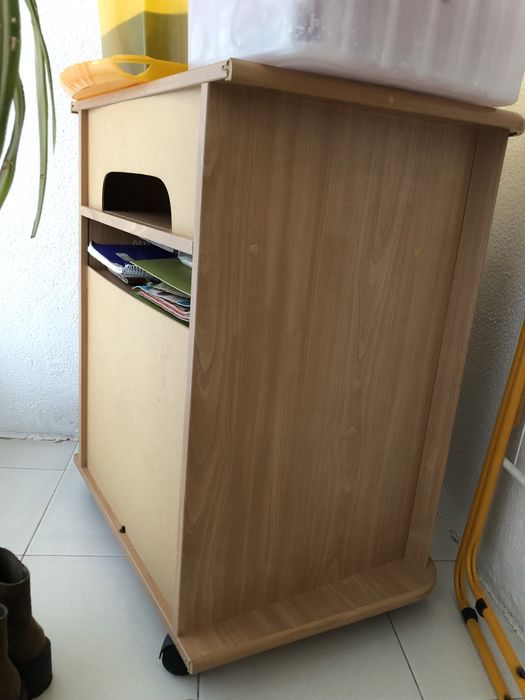 Móvel individual de tv com rodas e portas-alguma arrumação